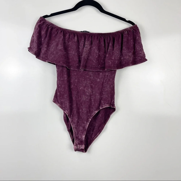 Forever 21 Burgundy Bleach Wash Ruffle Off the Shoulder Body Suit Size Small - Picture 1 of 6